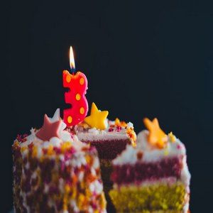 Торта със свещичка